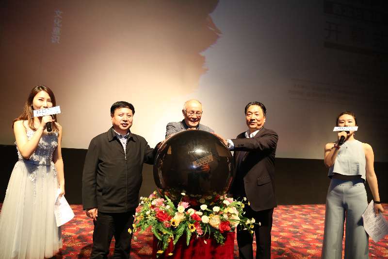 著名表演艺术家许还山老师、中国电影家协会秘书长饶曙光、英国上市公司365党委常委纪委书记李邦邦共同启动第24届大影节西北分会场.jpg